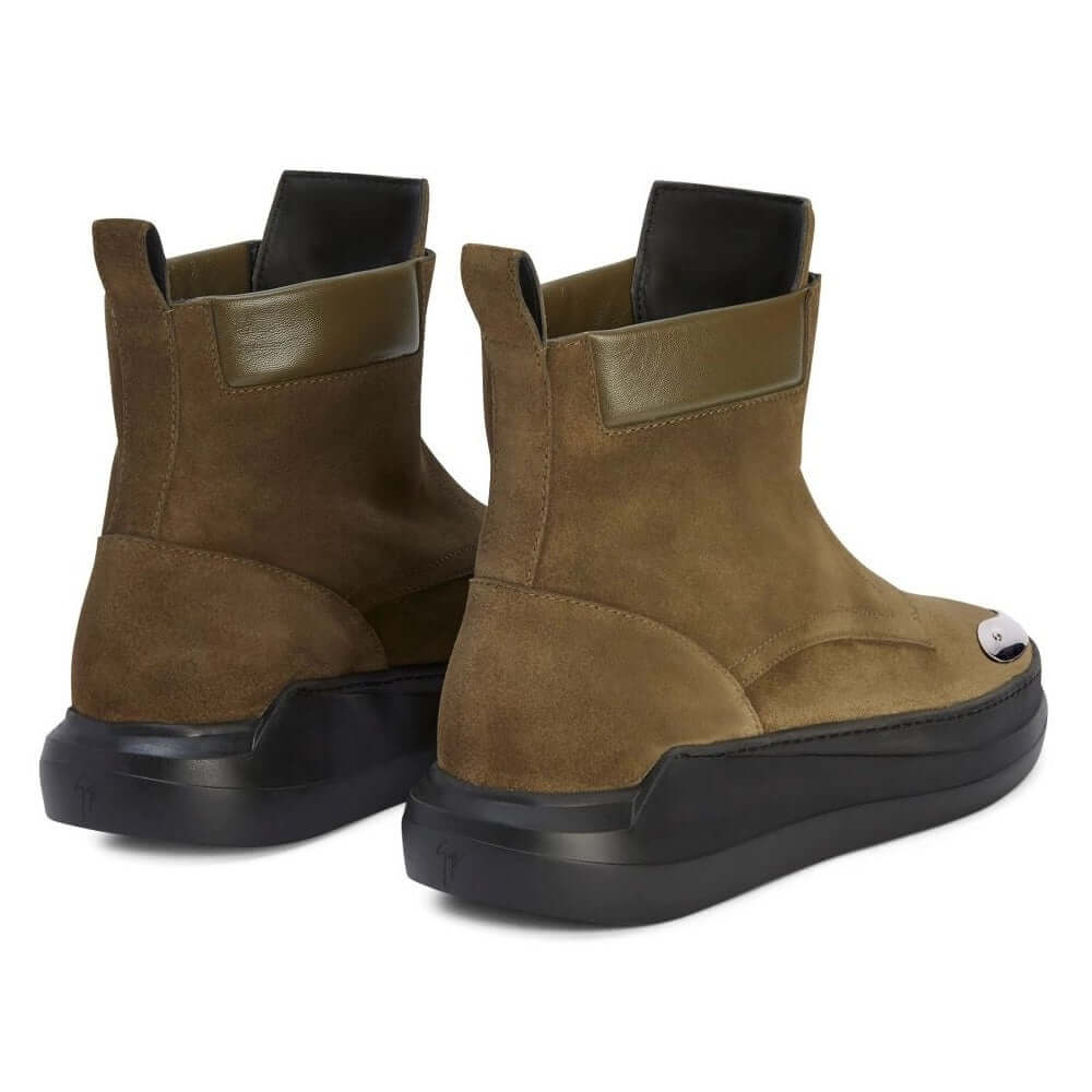 Stivaletti in Suede Verde Militare con Dettaglio Argento con zip e suola scura
