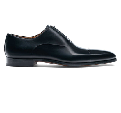 stringate marrone Made in Italy in pelle nera con punta a puntale e lacci, elegante e raffinato.