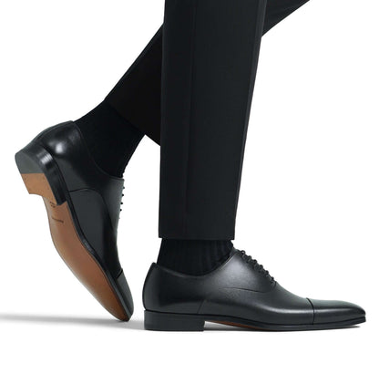 stringate marrone Made in Italy, eleganti scarpe in pelle indossate con pantaloni neri, ideali per occasioni formali.