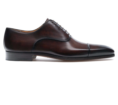 stringate marrone Made in Italy, elegante scarpa in pelle, punta moderna, un classico della moda italiana.