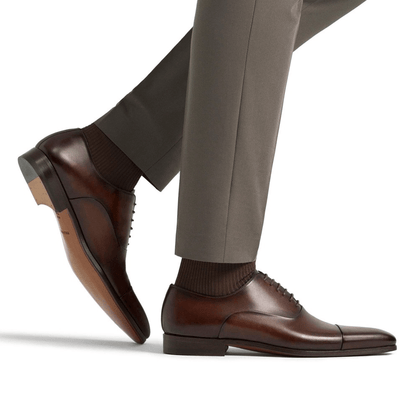 stringate marrone Made in Italy indossate con pantaloni eleganti, modello classico e moderno