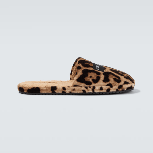 Dolce&Gabbana Slippers con stampa leopardata, slippers con stampa leopardata, comodità e stile, design audace siciliano.