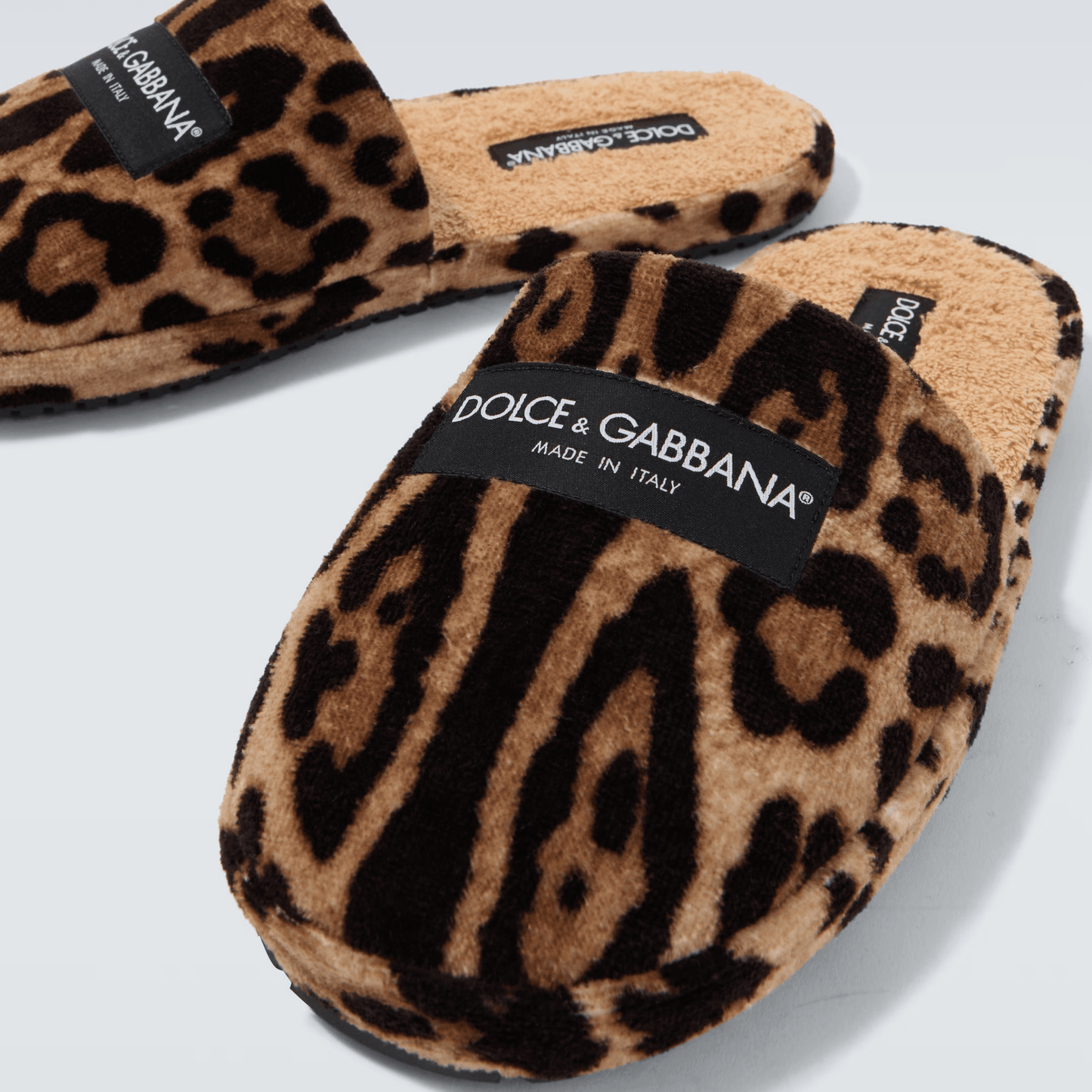  Dolce&Gabbana Slippers con stampa leopardata, slippers con stampa leopardata, comodità e stile, design audace siciliano.