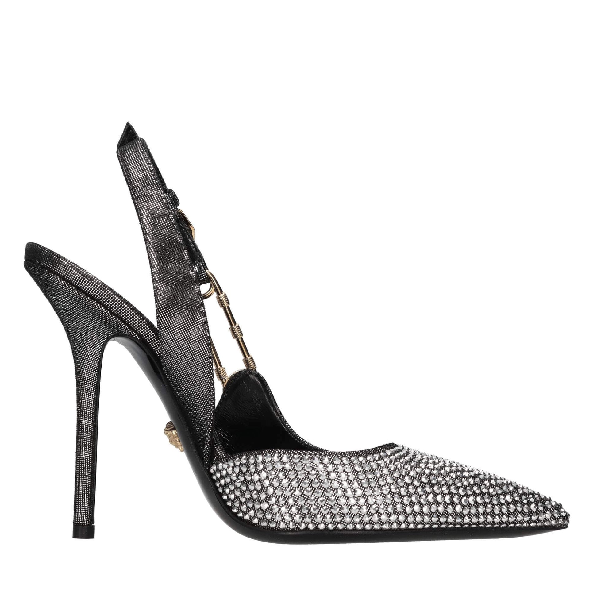 Versace décolleté slingback in pelle e strass, tacco 11 cm, dettaglio oro e design elegante.