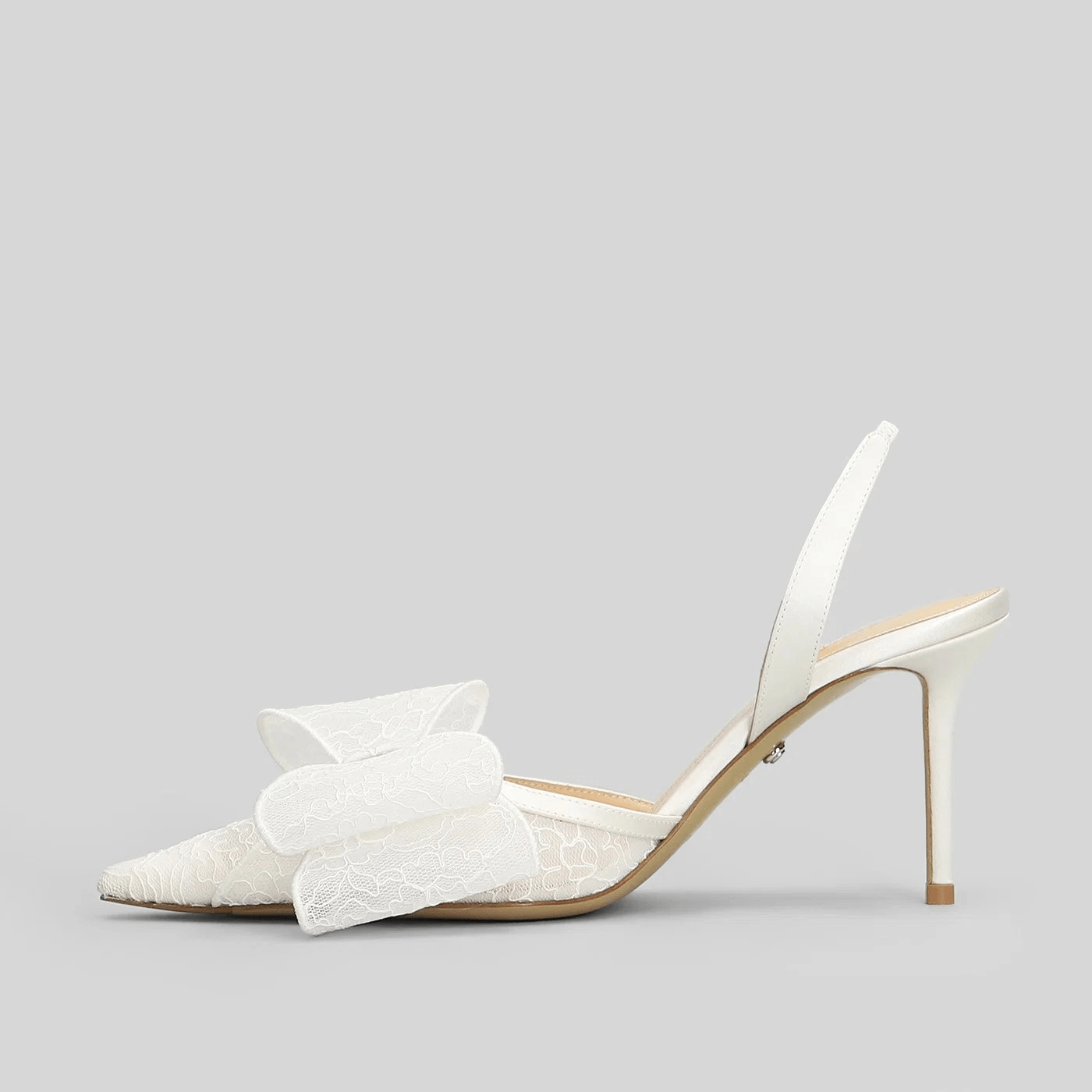 Décolleté da sposa strass tacco 9 cm con dettagli in pizzo e fiocco, elegante e raffinata per il giorno del matrimonio.