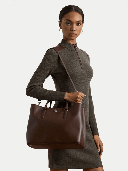 Borsa marrone morbida con cerniera e manici, design elegante e moderno, perfetta per ogni occasione
