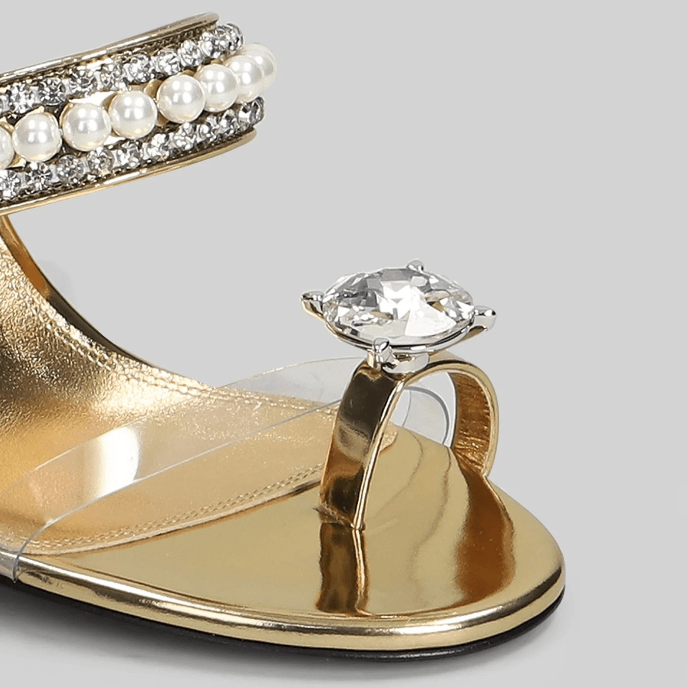 Sandali mule oro cristalli perline tacco 9,5 cm con strap trasparente e dettagli in perline e cristalli.