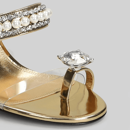 Sandali mule oro cristalli perline tacco 9,5 cm con strap trasparente e dettagli in perline e cristalli.