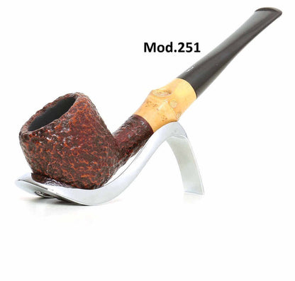 Pipa artigianale in bambù Mod.251 con finitura rusticata su supporto elegante.
