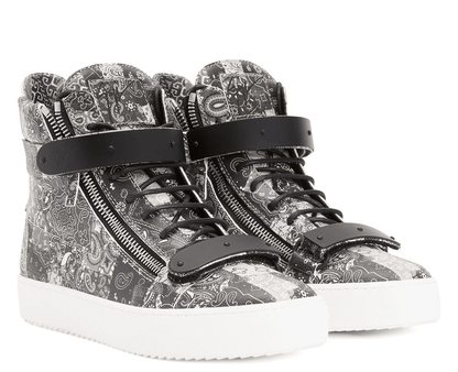 Sneakers pelle bandana nera 500G5P00P100 con zip argento e suola bianca in gomma.