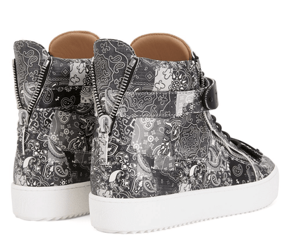 Sneakers pelle bandana nera 500G5P00P100 con zip argento e suola bianca in gomma.