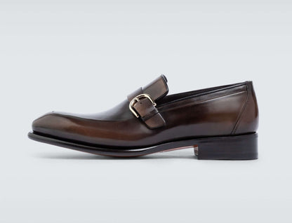 Mocassini uomo lusso mono fibbia 550S7N01T100 in pelle anticata, eleganti e comodi per cerimonie.