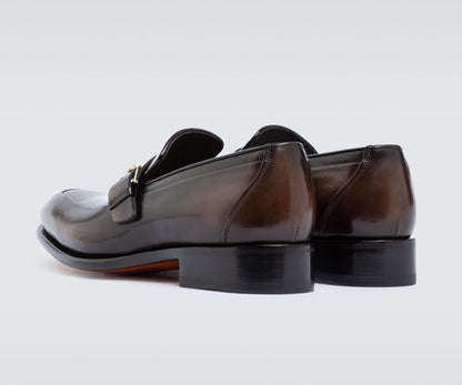 Mocassini uomo lusso mono fibbia 550S7N01T100 in pelle anticata, eleganti e comodi per cerimonie.