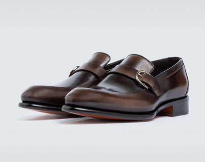 Mocassini uomo lusso mono fibbia 550S7N01T100 in pelle anticata, eleganti e comodi per cerimonie.