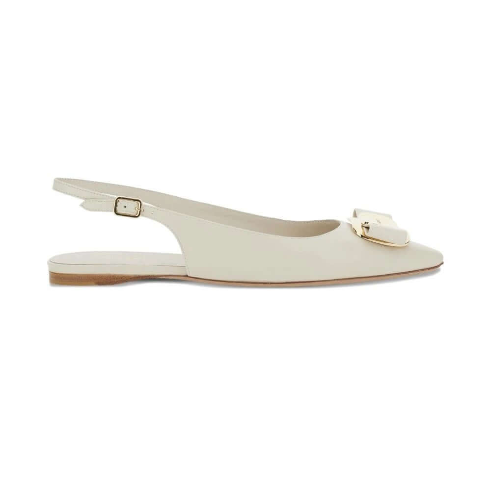 FERRAGAMO Décolleté Pelle con Cinturino Slingback - Eleganti décolleté in pelle con cinturino, dettagli in oro.