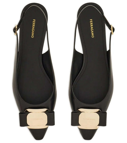 FERRAGAMO Décolleté in Pelle con Cinturino Slingback - Scarpe eleganti in pelle nera con fibbia decorativa.