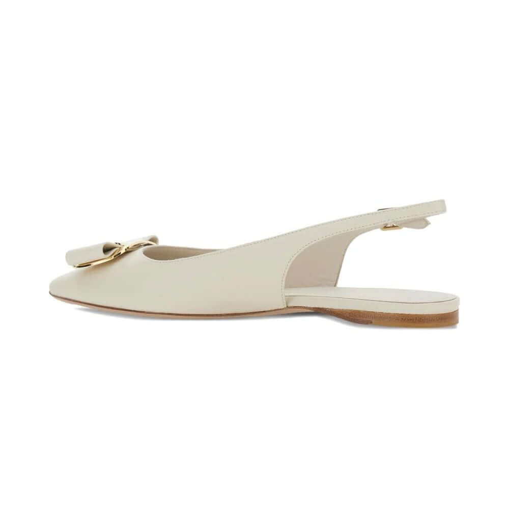 FERRAGAMO Décolleté Pelle con Cinturino Slingback - Eleganti décolleté in pelle con cinturino, dettagli in oro.