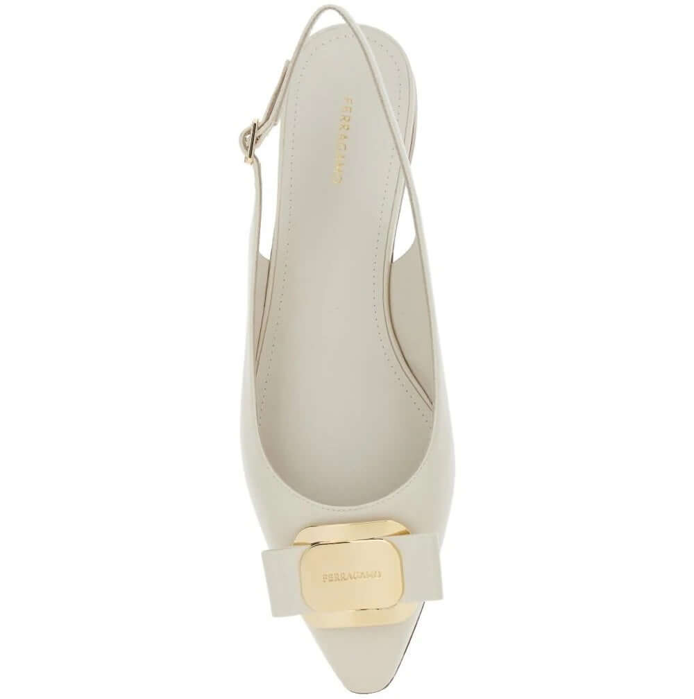 FERRAGAMO Décolleté Pelle con Cinturino Slingback - Eleganti décolleté in pelle con cinturino, dettagli in oro.