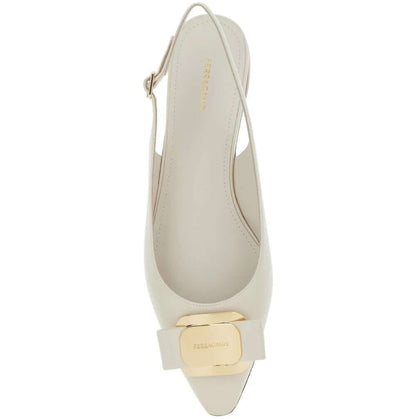 FERRAGAMO Décolleté Pelle con Cinturino Slingback - Eleganti décolleté in pelle con cinturino, dettagli in oro.