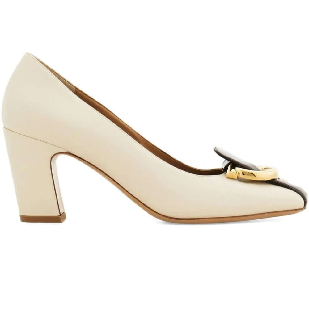 FERRAGAMO Décolleté in Pelle di Capra con fibbia Gancini, tacco medio e punta tonda, scarpa elegante e comoda.