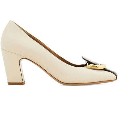 FERRAGAMO Décolleté in Pelle di Capra con fibbia Gancini, tacco medio e punta tonda, scarpa elegante e comoda.