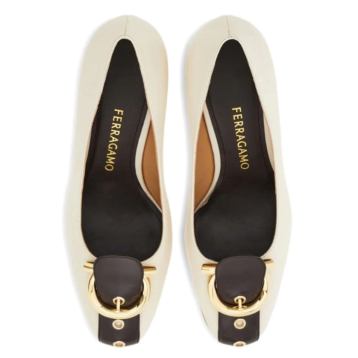 FERRAGAMO Décolleté in Pelle di Capra con fibbia Gancini, tacco medio e punta tonda, scarpa elegante e comoda.