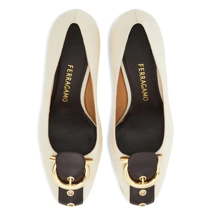 FERRAGAMO Décolleté in Pelle di Capra con fibbia Gancini, tacco medio e punta tonda, scarpa elegante e comoda.