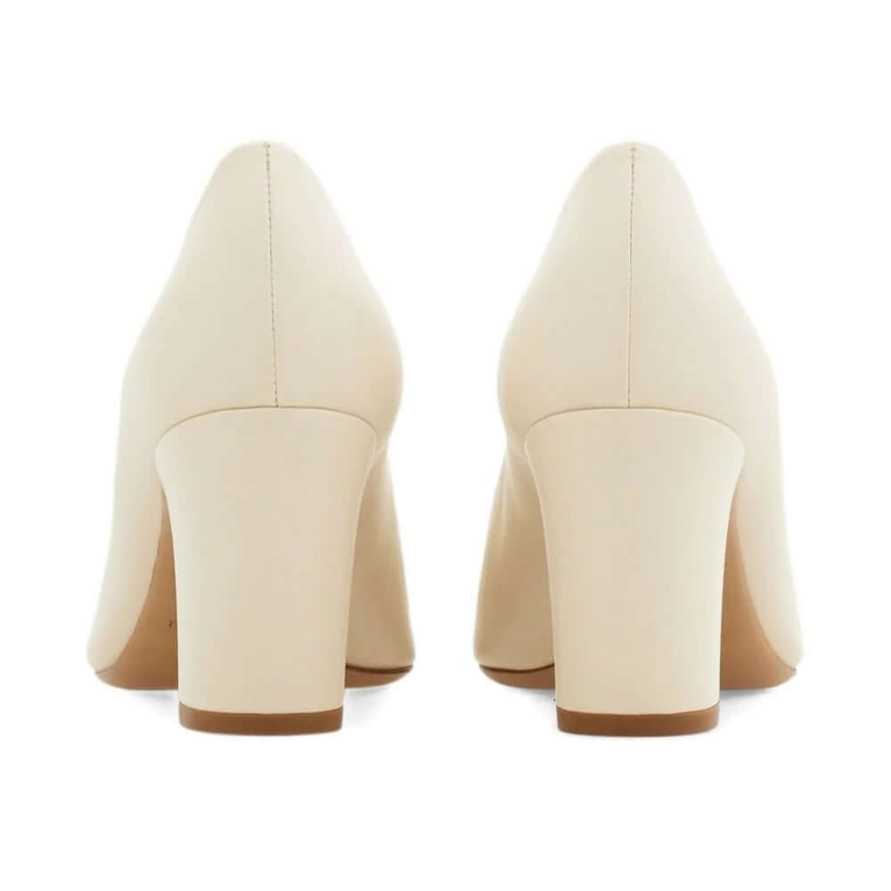 FERRAGAMO Décolleté in Pelle di Capra con fibbia Gancini, tacco medio e punta tonda, scarpa elegante e comoda.