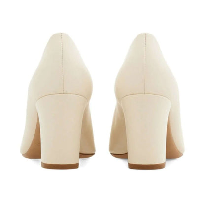 FERRAGAMO Décolleté in Pelle di Capra con fibbia Gancini, tacco medio e punta tonda, scarpa elegante e comoda.