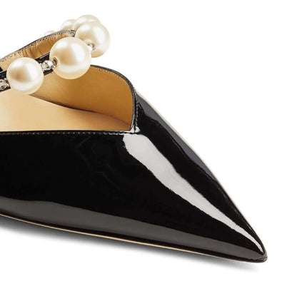 Jimmy Choo Décolleté in Pelle, elegante décolleté neri con perle, tacco medio, design contemporaneo e sofisticato.