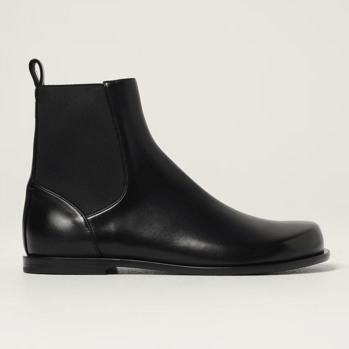 Stivaletti Chelsea Fendi in Nappa di Agnello – Stivale elegante in pelle nera con dettagli artigianali.