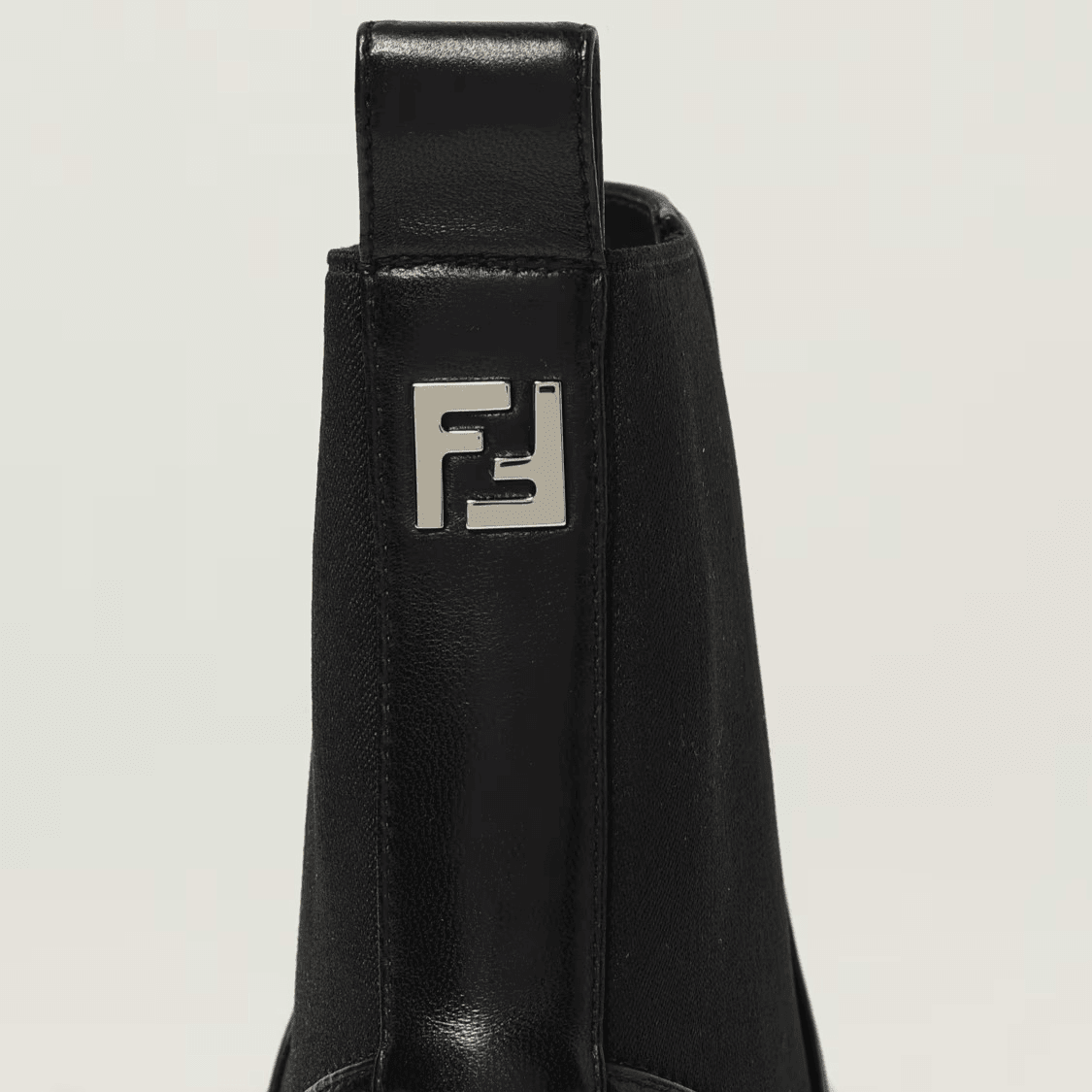 Stivaletti Chelsea Fendi in Nappa di Agnello – Stivale elegante in pelle nera con dettagli artigianali.