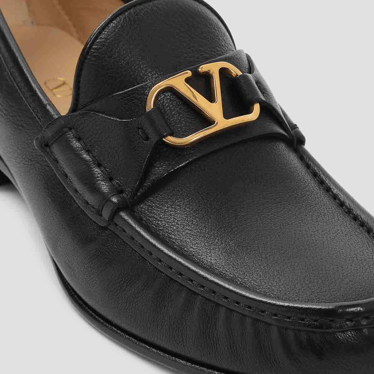 Valentino mocassini pelle nera in pelle pura con dettagli eleganti e suola in gomma, made in Italy