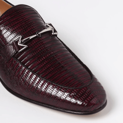 Mocassini in pelle lucertola 750G3G00L100 in elegante pelle lucertola rossa con dettagli metallici.