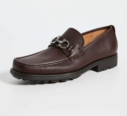 Mocassini Salvatore Ferragamo con Ornamento Gancini in morbida pelle di vitello martellata.
