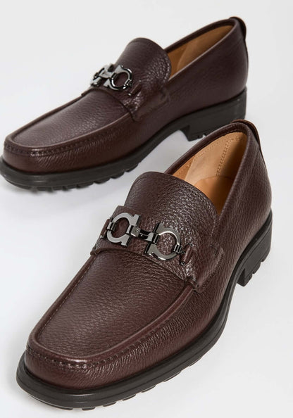 Mocassini Salvatore Ferragamo con Ornamento Gancini in morbida pelle di vitello martellata.