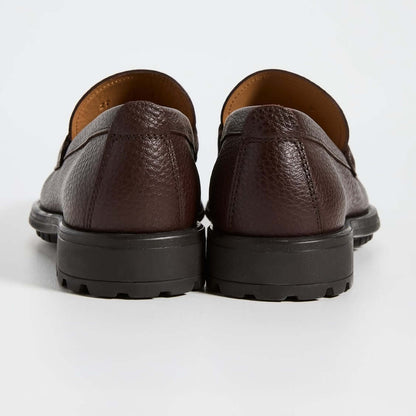 Mocassini Salvatore Ferragamo con Ornamento Gancini in morbida pelle di vitello martellata.