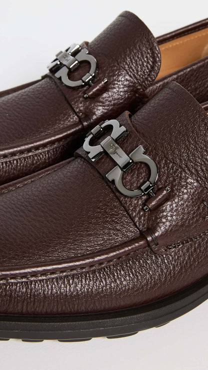 Mocassini Salvatore Ferragamo con Ornamento Gancini in morbida pelle di vitello martellata.