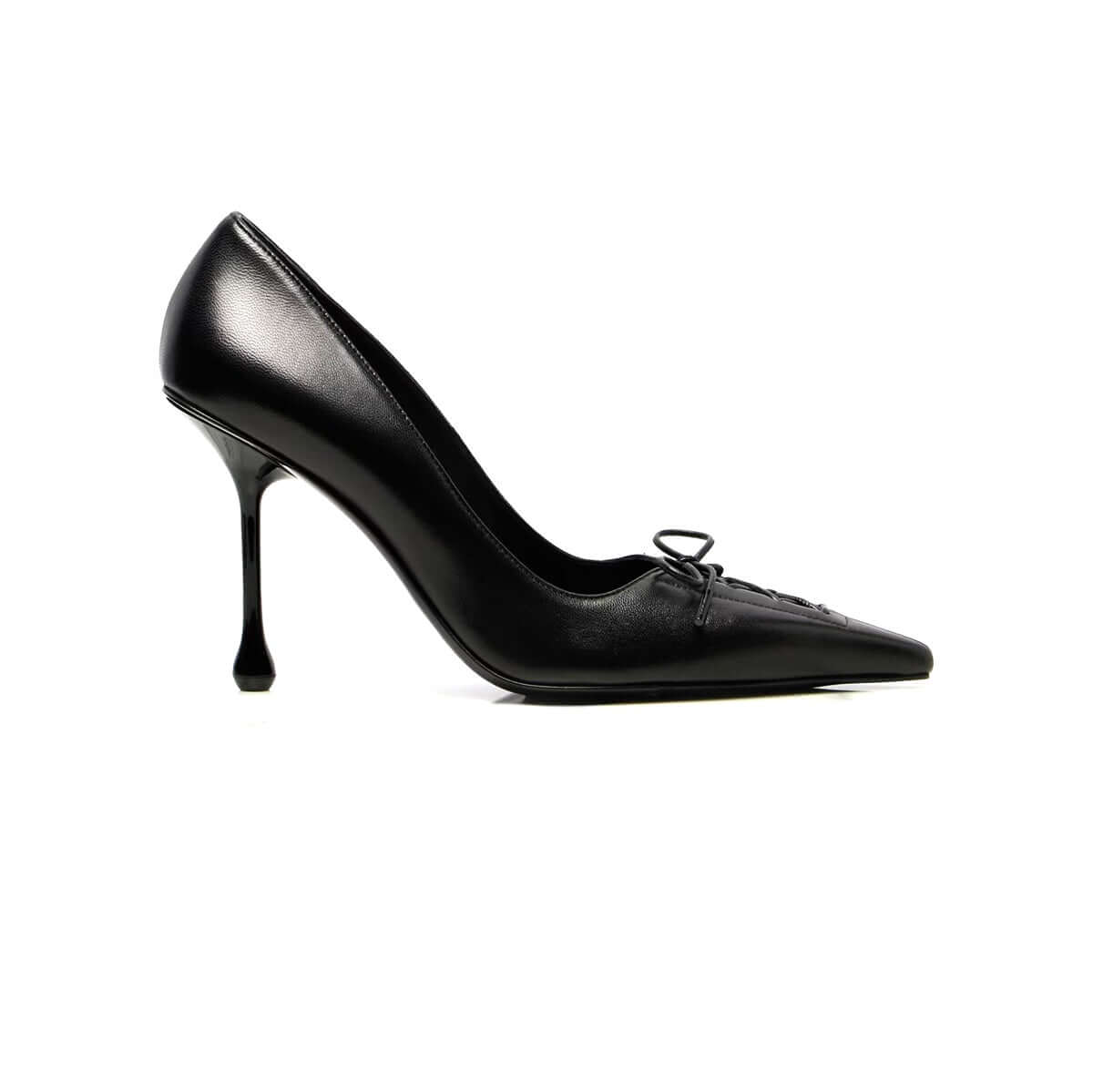 JIMMY CHOO Pumps Scarlett in Pelle Nera con Dettagli a Corsetto per un look elegante e seducente.