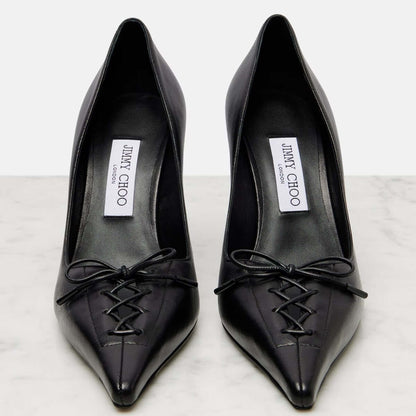 JIMMY CHOO Pumps Scarlett in Pelle Nera con Dettagli a Corsetto per un look elegante e seducente.