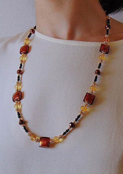 collana perle di Murano 110M60Z03N200 con perle in vetro ambra e nero con foglia in oro 24kt, Made in Italy