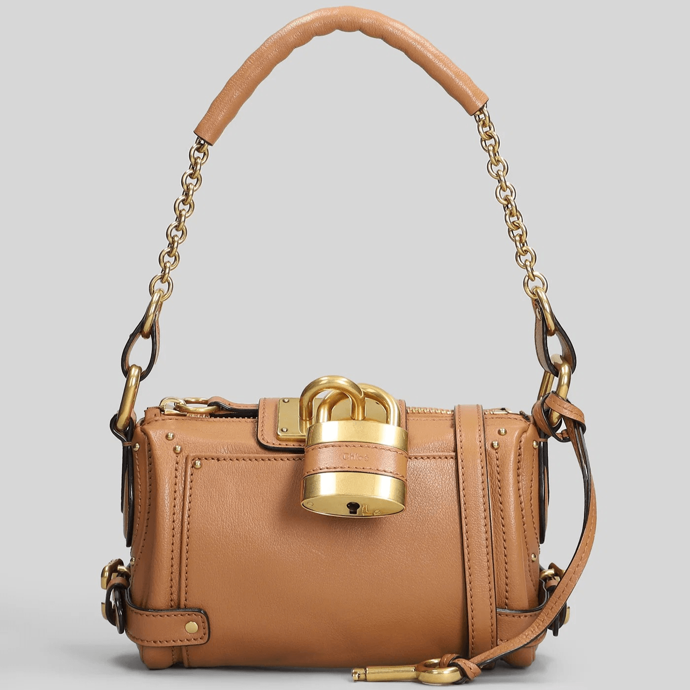 Chloé Borsa a Spalla in Pelle Gold con Manico a Catena e Lucchetto su sfondo neutro.