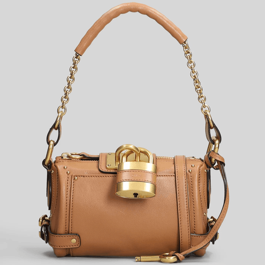 Chloé Borsa a Spalla in Pelle Gold con Manico a Catena e Lucchetto su sfondo neutro.