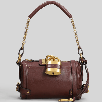 Chloé Borsa a Spalla in Pelle Gold con Manico a Catena e Lucchetto su sfondo neutro.