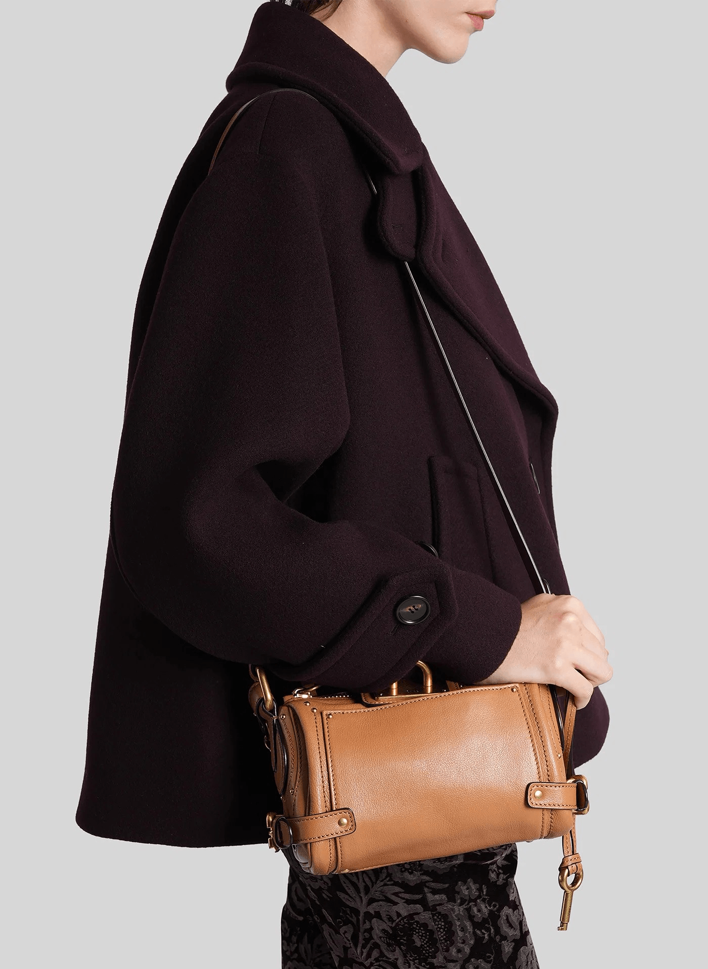 Chloé Borsa a Spalla in Pelle Gold con Manico a Catena e Lucchetto su sfondo neutro.