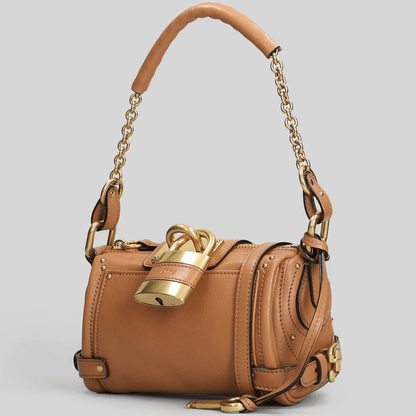 Chloé Borsa a Spalla in Pelle Gold con Manico a Catena e Lucchetto su sfondo neutro.