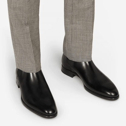 Stivaletti Chelsea Santoni in pelle nera 980D4N00H100 su pantaloni a quadri eleganti