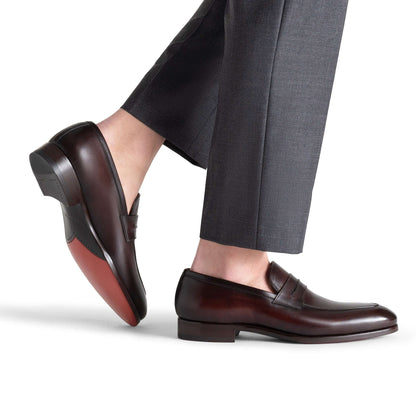Mocassini eleganti artigianali 990M3G07N100 indossati con pantaloni eleganti, design a punta per un look sofisticato.