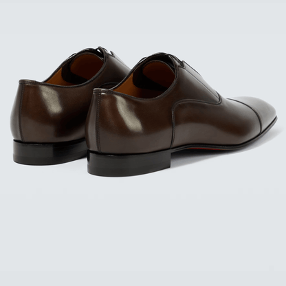 stringate in pelle made in Italy, retro di scarpe in pelle marrone con suola in cuoio, dettaglio punta a mandorla.