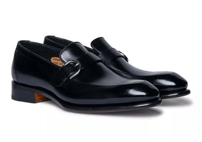 Mocassini uomo lusso mono fibbia 550S7N01T100 in pelle anticata, eleganti e comodi per cerimonie.